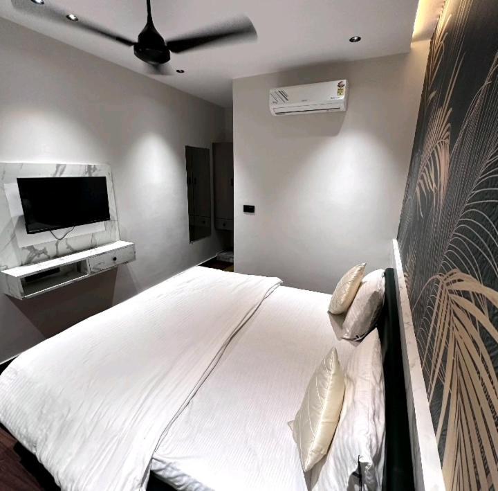 V Love Hotel Surat Exterior photo
